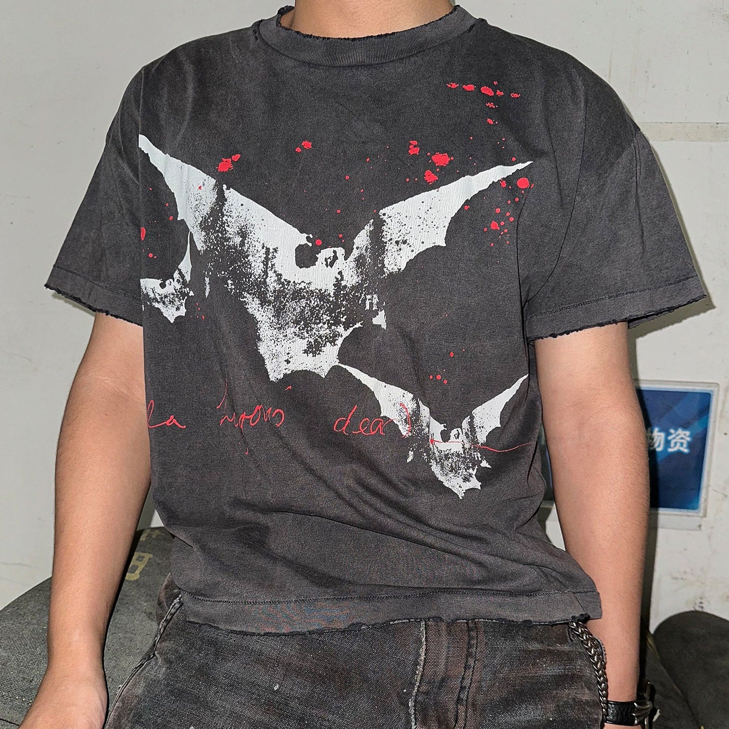 BAT DISTRESSED TEE